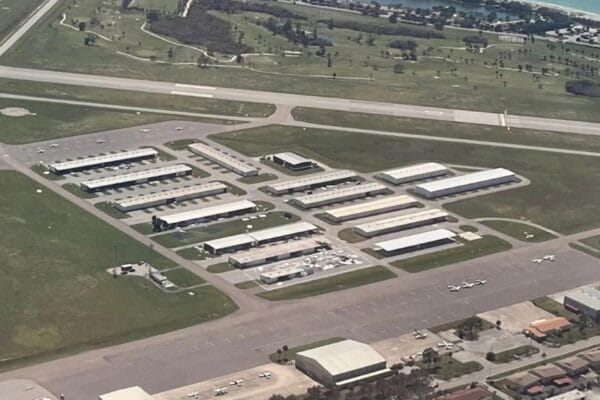 Venice T-Hanger